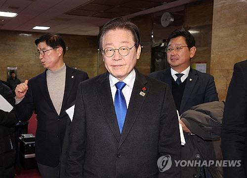 이재명 더불어민주당 대표가 4일 국회에서 열린 비공개 최고위원회의를 마치고 나와 이동하고 있다.   [연합뉴스]